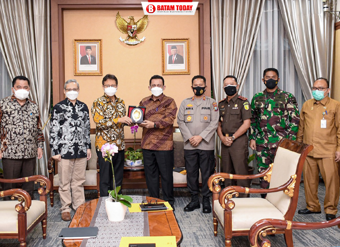 Gubernur Kepri, H. Ansar Ahmad saat foto bersama dengan Menteri Kesehatan RI, Budi Gunadi Sadikin